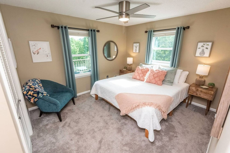Room 2, Blue Ridge Gateway Cabin With Mountain Views, Wilkes