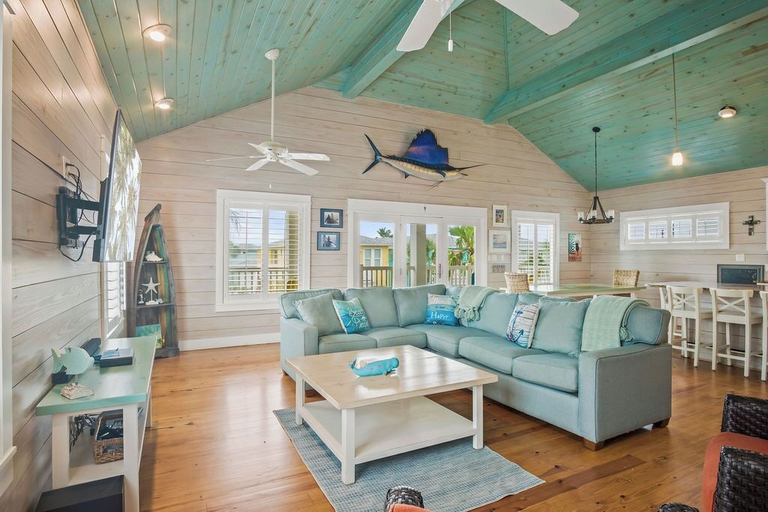 Interior 2, Sandy Craic - Elevator! Beach Gear Credit Included, Nueces