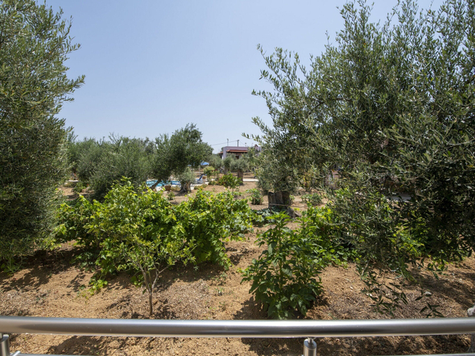 Garden, Attractive Holiday Home With Shared Pool, Crete