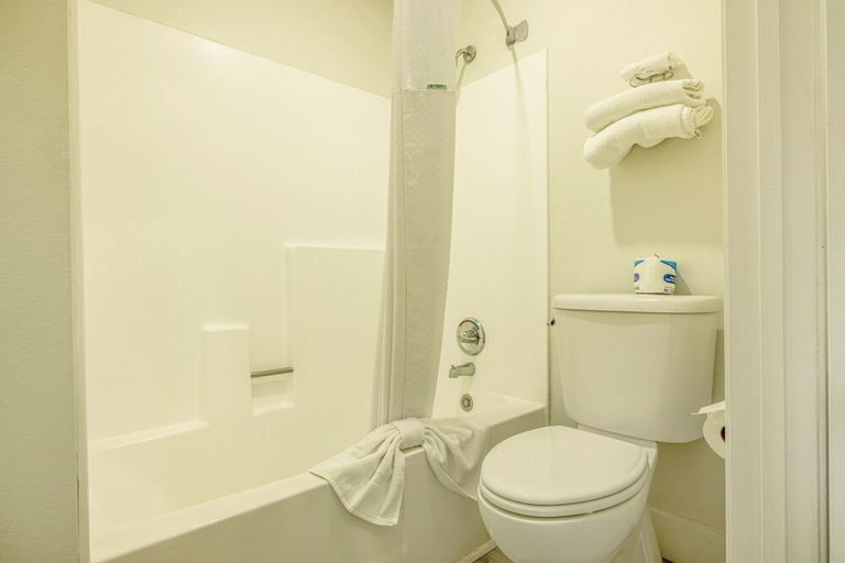 Bathroom 4, Townhouse Barstow On Historic Route 66 CA I 15, San Bernardino