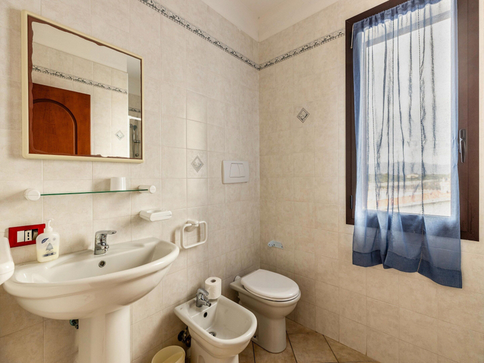 Bathroom 5, A 150 Meter Long Mare, 2 Fish, Sassari