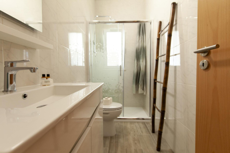 Room 3, B100 - Abrotea Quaint 2 Bed Apartment in Lagos, Lagos