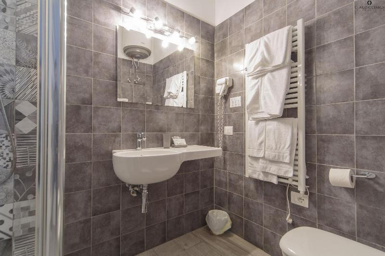 Bathroom 4, L'Approdo Dell' Ammiraglio, La Spezia