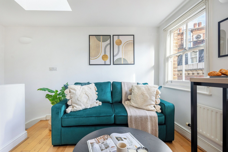 Living area 4, Stylish Holborn 2BR in Bloomsbury Hub, London