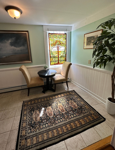 Room 5, Entire Historic 5 Bed/ 5 Bath Inn Sleeps 17, Newport