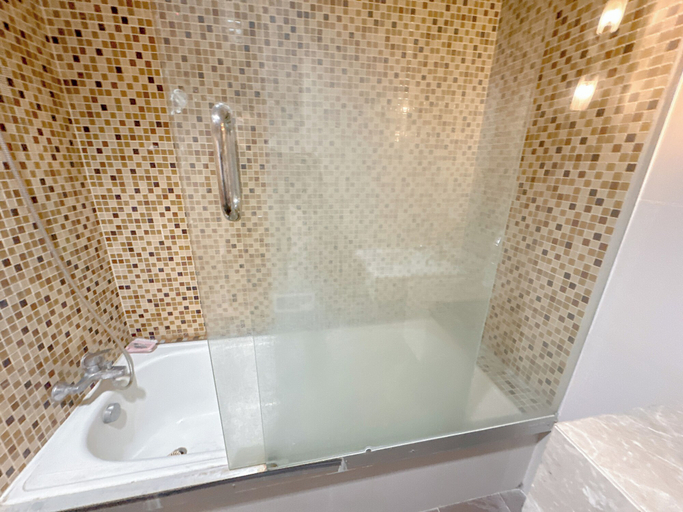 Bathroom 5, Exclusive And Comfort 2Br Aryaduta Residence Surabaya Apartment, Surabaya