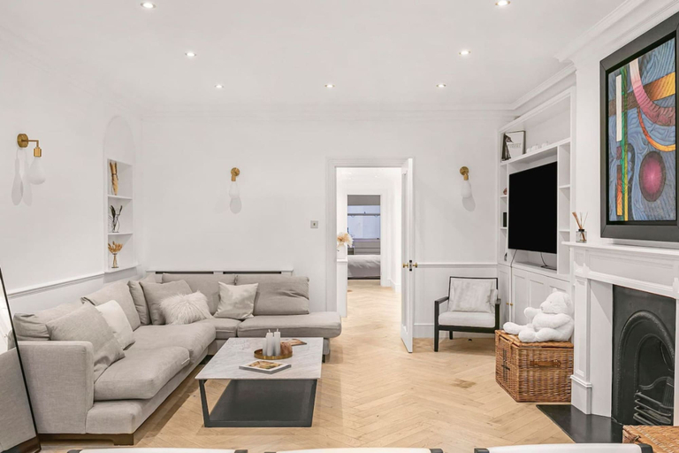 Room 4, Knightsbridge 3-bed Next To Harrods With Patio, London