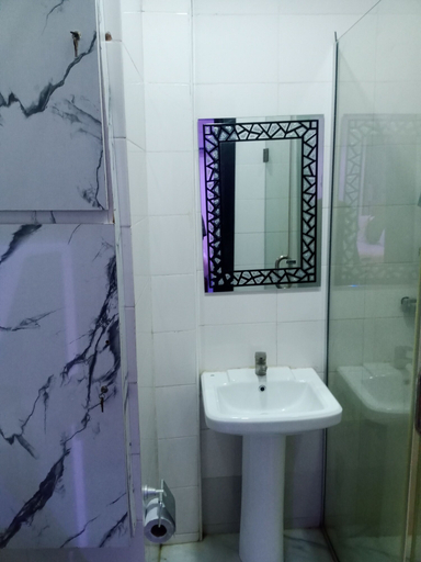 Bathroom 4, De Bay Lux Hotel and suits, Eti-Osa