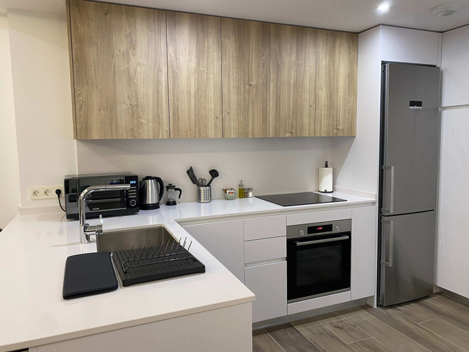 Room 5, w Stylish 2BR w Sunny Terrace in Chueca, Madrid