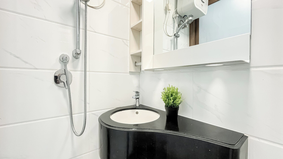 Bathroom 3, Comfortable Studio At Sky House Bsd Apartment Next To Aeon Mall, Tangerang Selatan