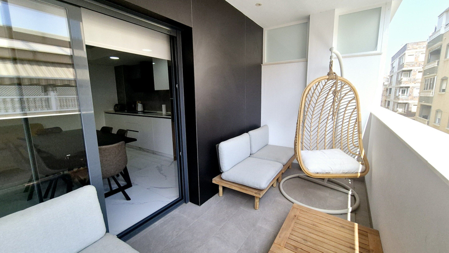 Outdoor dining, Apartment in Torrevieja for 6 Guests, Alicante