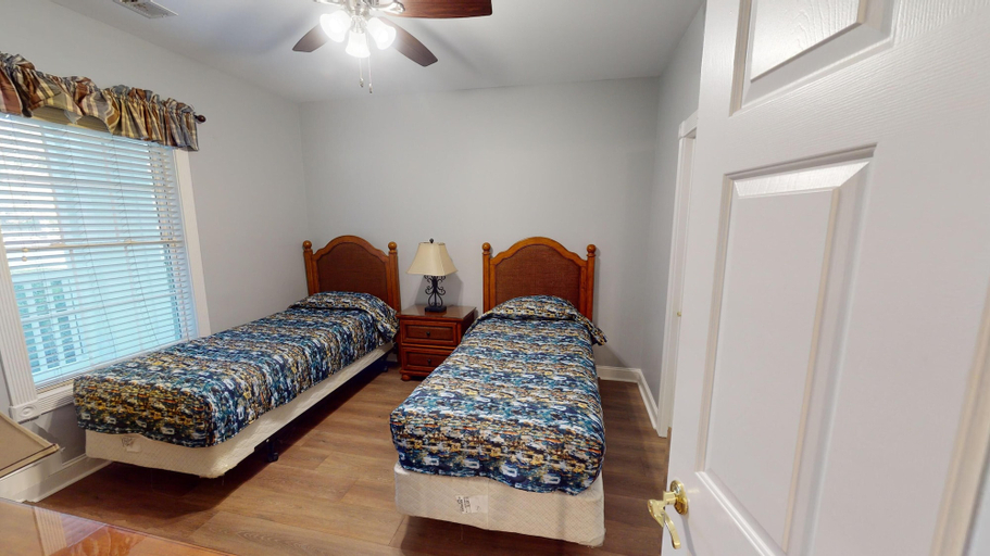 Interior 2, Magnolia Pointe Luster Leaf 4898-103, Horry