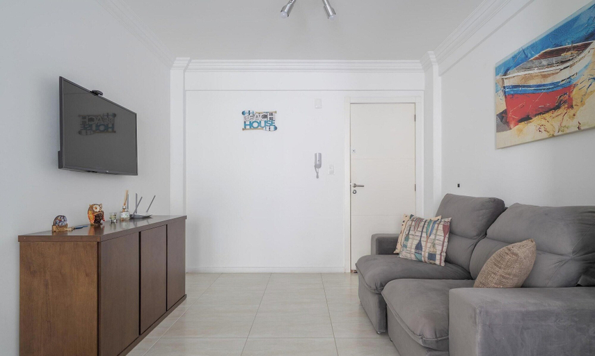 Interior 5, 2-bed Apt w/ BBQ - Downtown Bombinhas Caa103, Bombinhas
