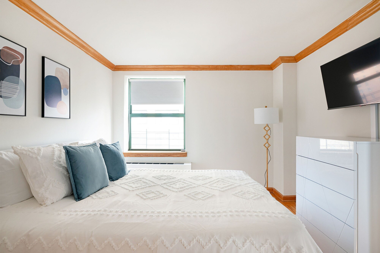 Room 5, Contemporary 2 Bed 2 Bath Apt Bright and Sunny, New York
