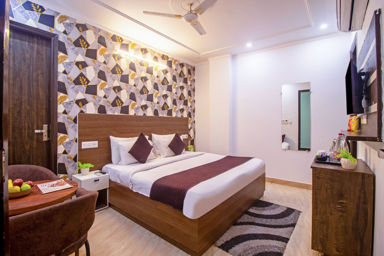 Room 4, HOTEL SR PALACE NEAR IGI DELHI AIPRORT, Delhi