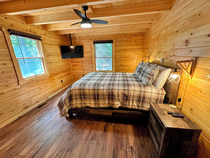 Interior 4, 73R 73R Brand new log Home on Quiet Side, Grafton