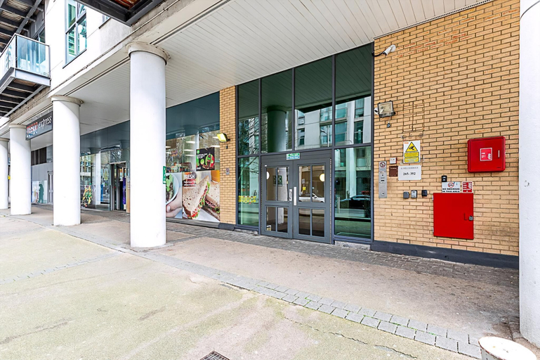 Exterior & Views 2, Sleek Flat w/ River Views In Canary Wharf, London