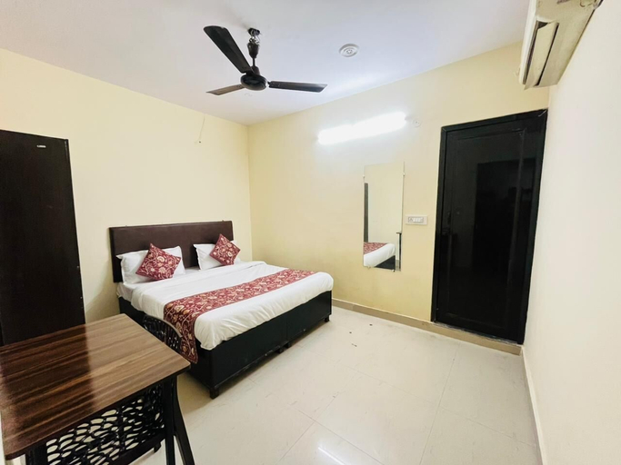 Room 4, Roomshala Hotel Crown, Delhi