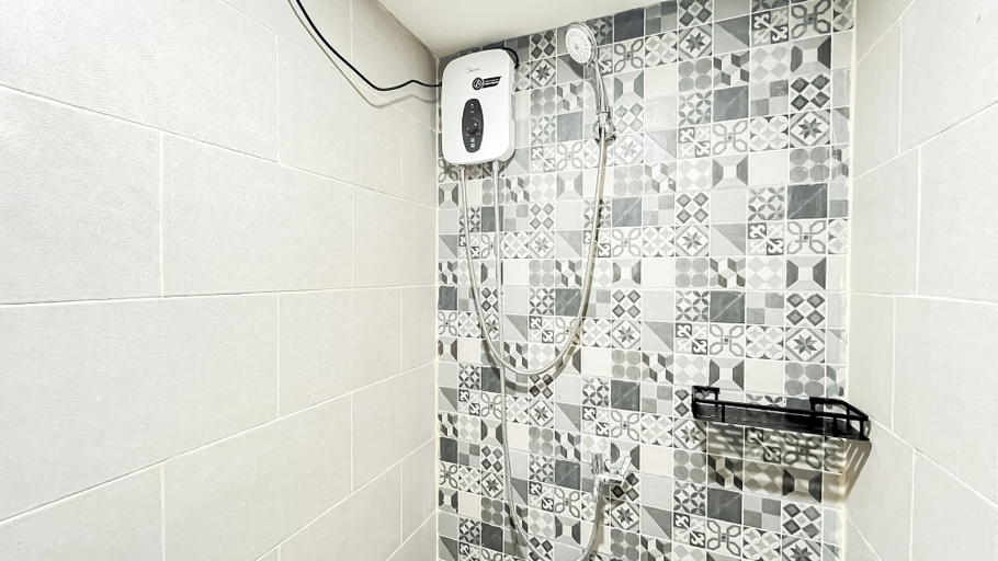 Bathroom 3, Blue Accent Studio At Samesta Mahata Serpong Apartment, Tangerang Selatan