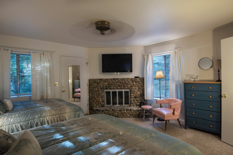 Interior 2, The Last Resort, Mariposa