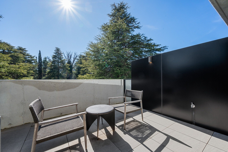 Balcony 4, Impeccable Braddon Studio With Outdoor Dining, Canberra