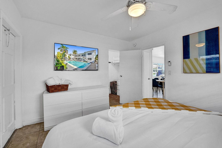Room 3, Desoto 2 Bedrooms First Floor, Broward