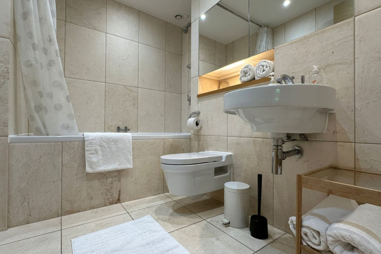 Room 3, 2b2b Apt Park + River + Balcony, London
