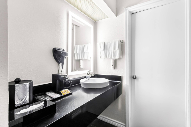 Bathroom 4, Quality Inn & Suites Port Lavaca near Lighthouse Beach, Calhoun