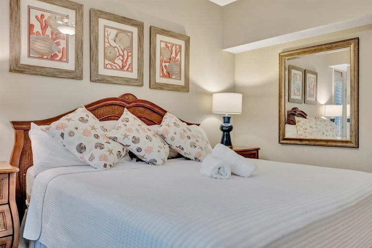 Room 4, Beachfront With Private Balcony Heated Pool and Spa, Manatee