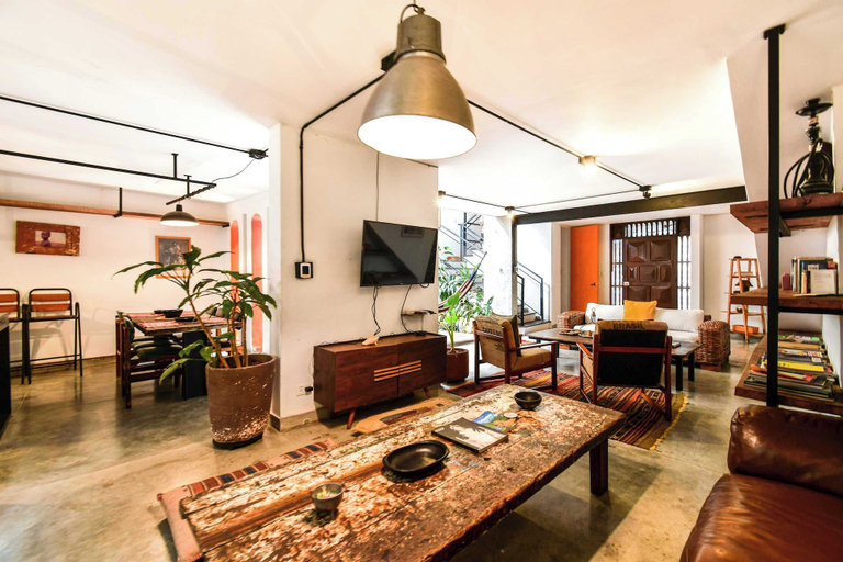 Room 2, w Bright Colonial 5BR House With Balcony, Medellín