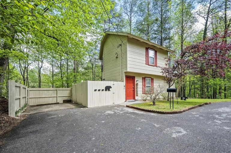 Room 4, Gatlinburg Couples Retreat w Hot Tub Fire Pit, Sevier