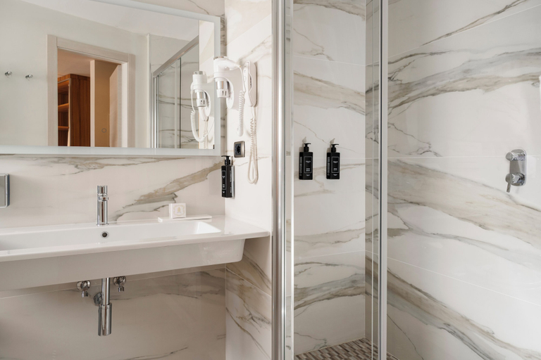 Bathroom 5, Doria Park Hotel, La Spezia