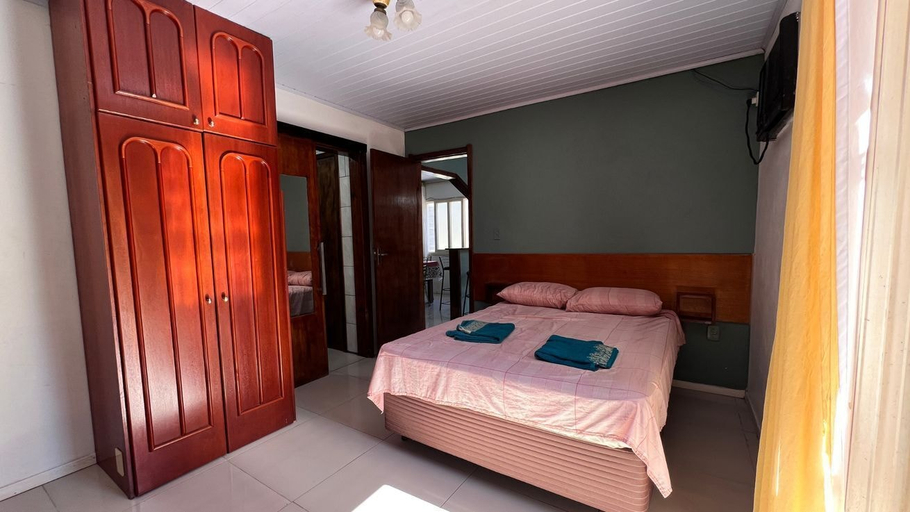 Room 5, Casa com Piscina Churrasqueira e Mesa de Bilhar, Caxias do Sul