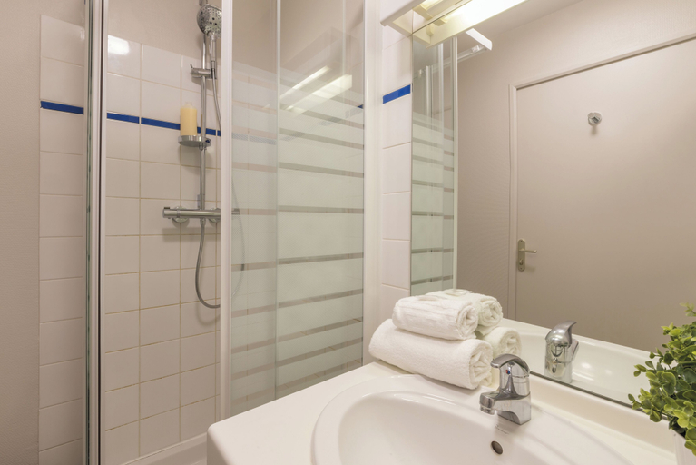 Bathroom 4, Appart'City Classic Nantes Quais de Loire, Loire-Atlantique