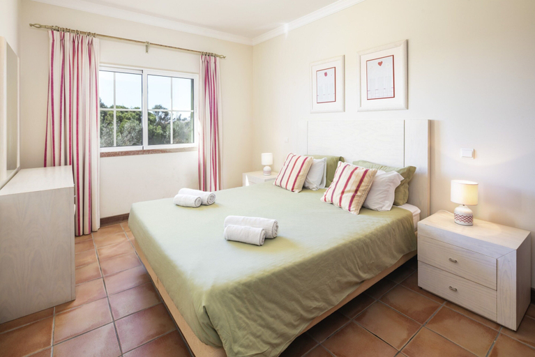 Room 5, Family-friendly Coastal Retreat in Benagil, Lagoa
