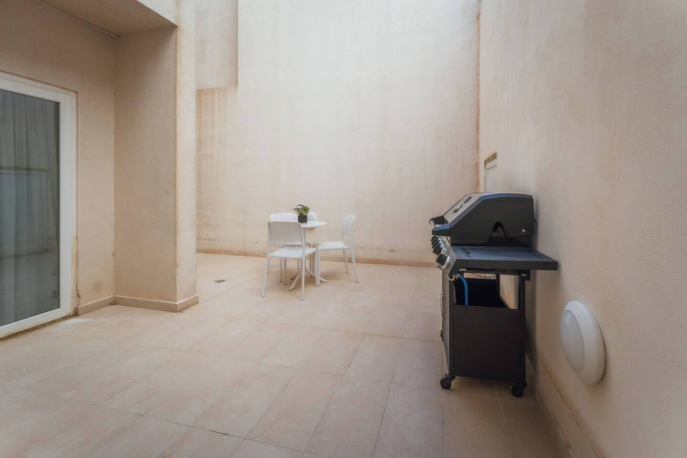 Room 4, Bright Apartment With Sea Valley Views BBQ