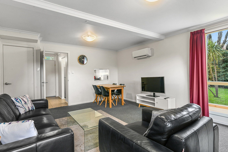 Living room 5, 2-bed Townhouse Retreat in Sandy Bay With Parking, Hobart