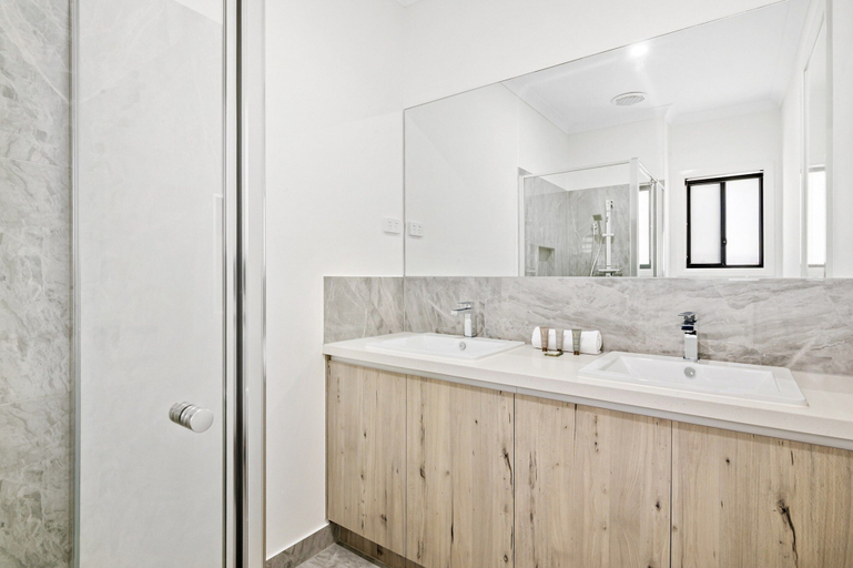 Bathroom 5, Spacious 4-bed Home With Private Outdoor Area, Melton - East