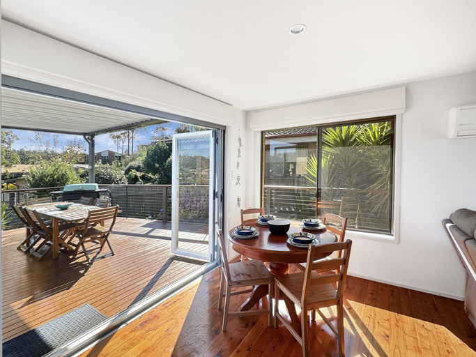 Dining 4, Fab 3-bed Stay With Great Outdoors & Water Views, Eurobodalla