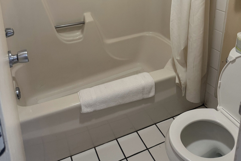 Bathroom 3, Fincastle Motor Inn, Tazewell