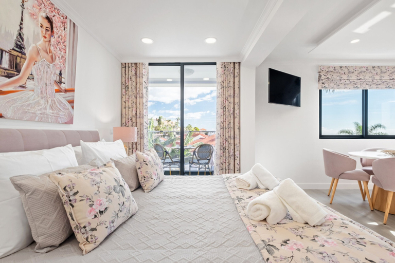 Room 5, Camacho Studios - Pink Room by Homie, Funchal