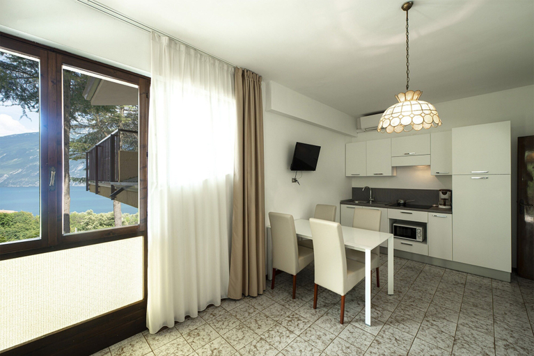 Private kitchen 2, Apartment in Limone With Balcony or Terrace, Brescia