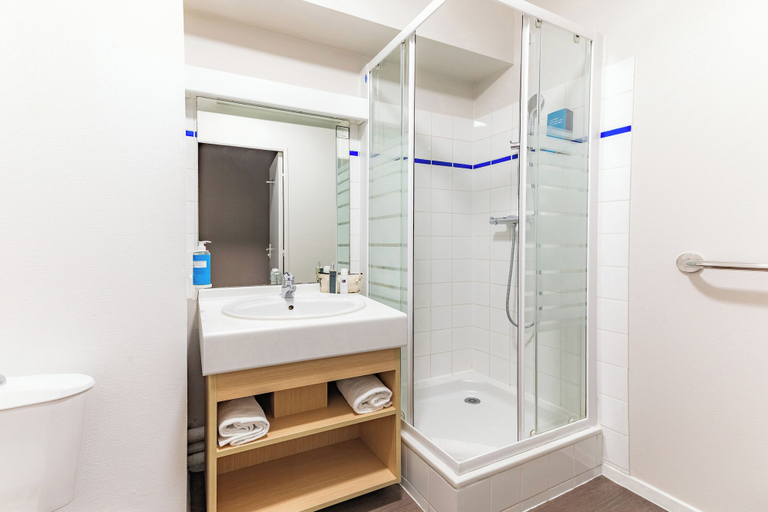 Bathroom 4, Appart'City Classic Nantes Quais de Loire, Loire-Atlantique