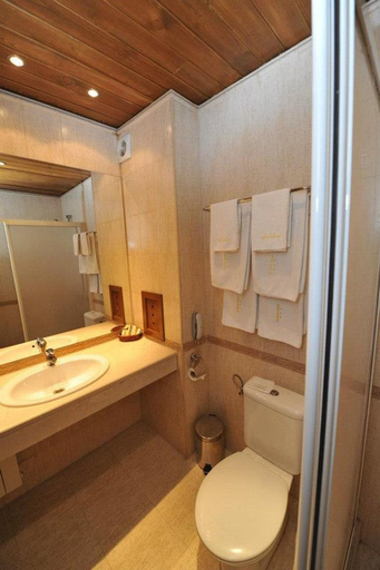 Bathroom 4, Pirin Golf & Country Club Apartment Complex, Razlog