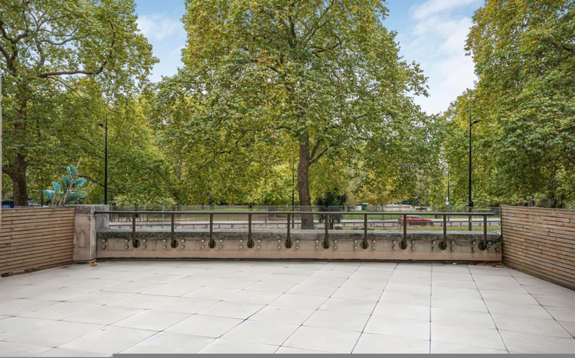 Room 2, Mayfair Park Lane Huge Balcony Overlooking Hyde Park Concierge AC Elevator Access, London