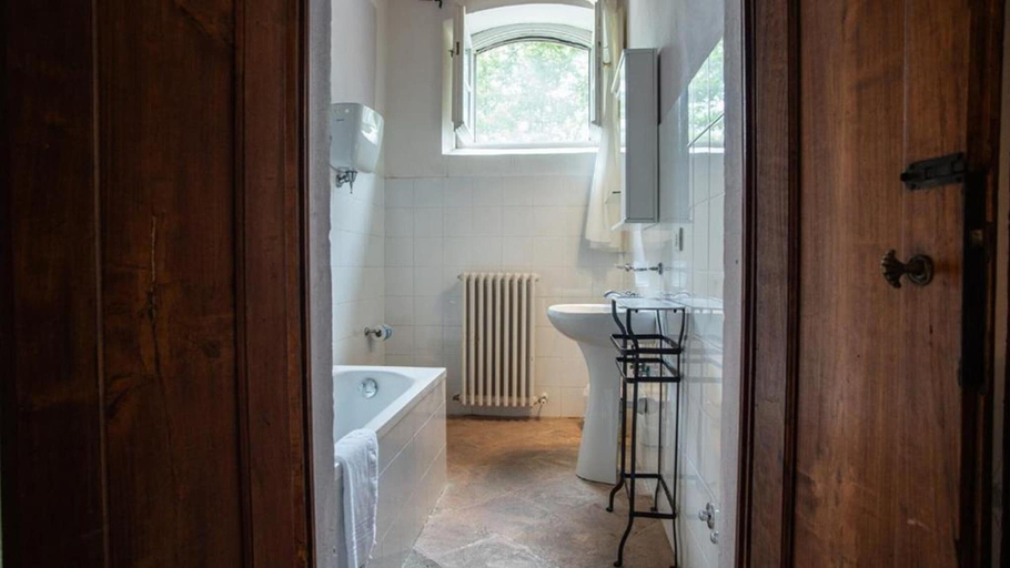 Bathroom, Studio Apartment in a Farmhouse With Swimming Pool, Perugia