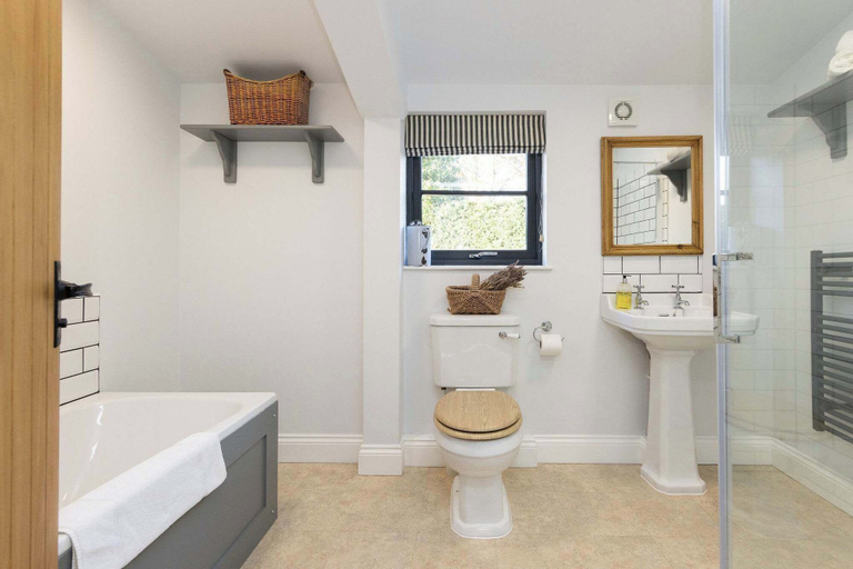 Room 4, House Annexe Sleeps 18 Heated Pool, West Sussex