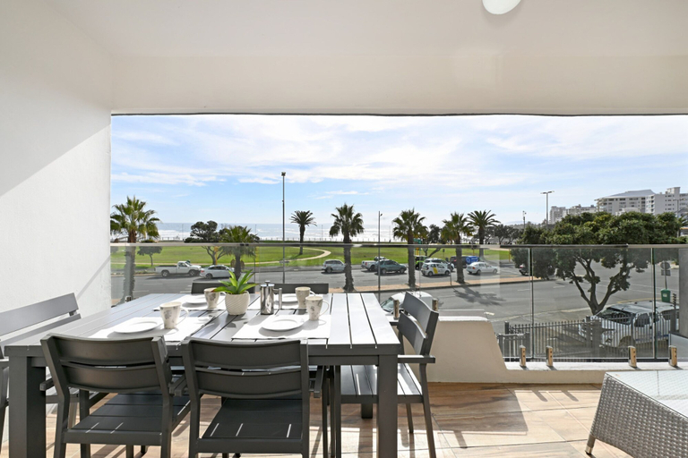 Room 1, Spacious 3 Bed Apartment | Sea Point | Ocean views, City of Cape Town