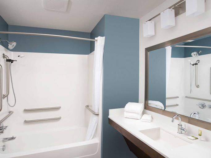Room 3, WoodSpring Suites Cleveland North, Bradley