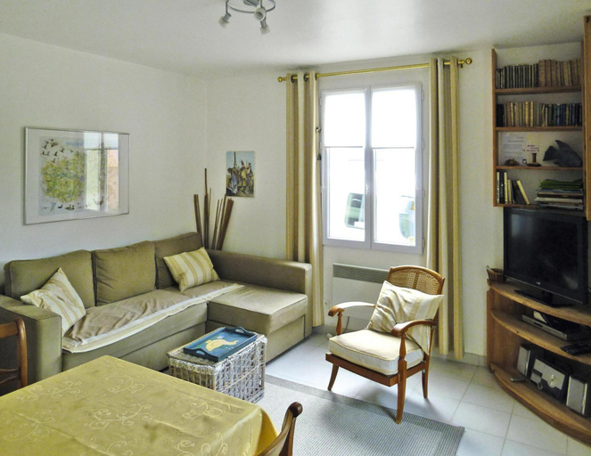 Living room 3, Beachside Flat With Sunny Patio, Somme